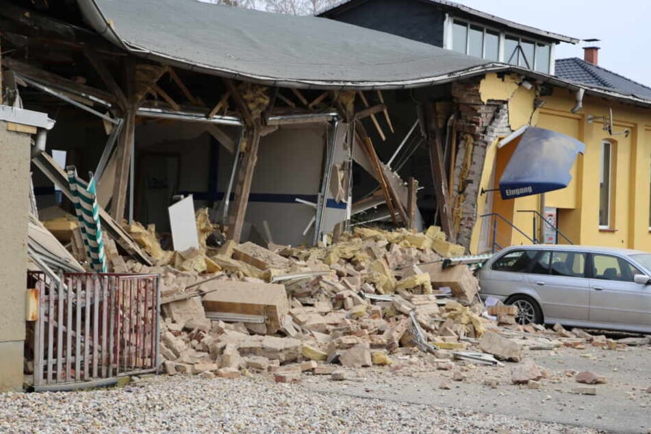 Spuren der heftigen Explosion am 3. April im sächsischen Krostitz bei Leipzig.