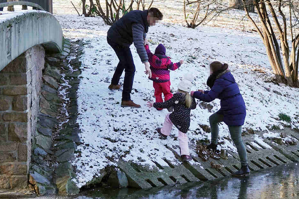 Husch, husch: Diese Familie wurde vom Stadtordnungsdienst über die Gefahr beim Betreten von Eisflächen belehrt.