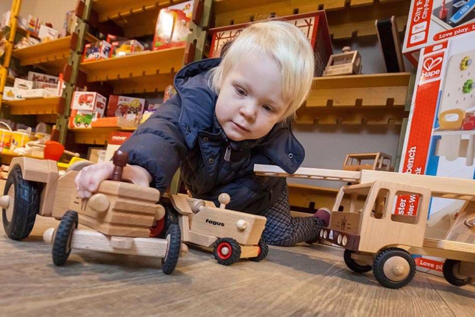 "So einen Trecker fährt mein Opa auch..." -Hannah Bäker (2) liebt Holzspielzeug.
