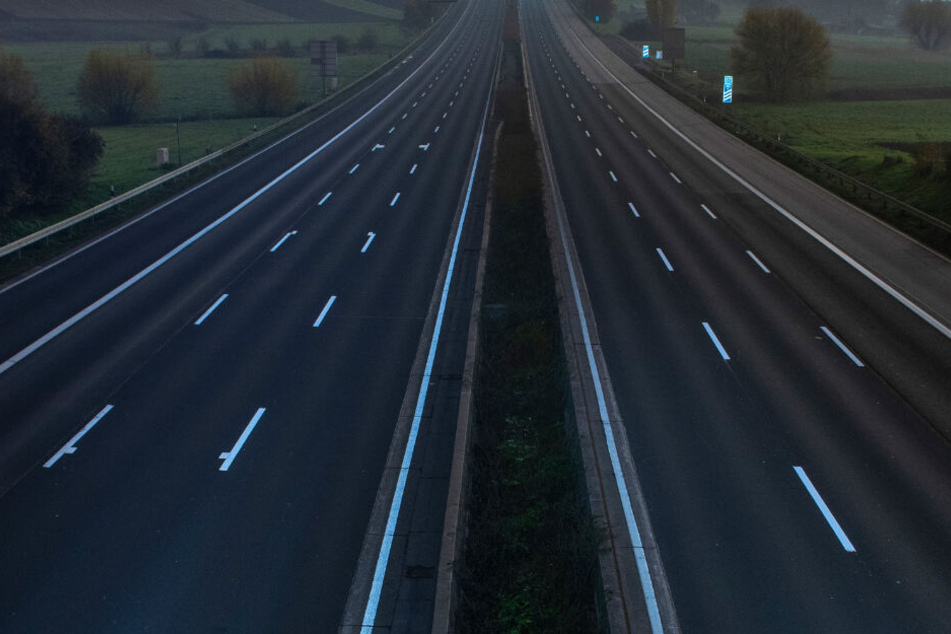 Die Autobahn ist vermutlich glatt. (Symbolbild)