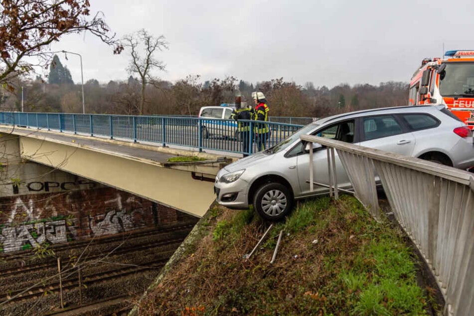 Der Opel Astra drohte in die Tiefe zu stürzen.