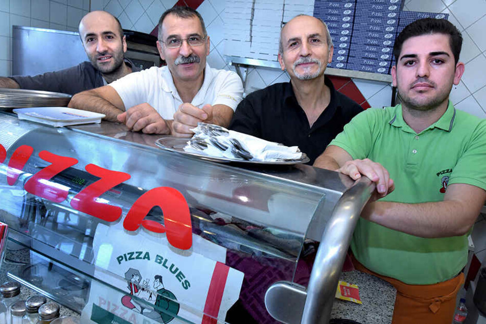 Sinan Turan (2.v.l.) schließt die Pizzeria zu 2018. Es folgt ein Döner-Imbiss.