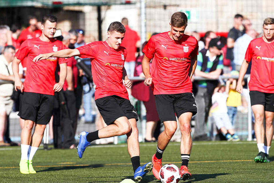 Marius Hauptmann (l.) duelliert sich im Trainingsspielchen mit Maurice Hehne.