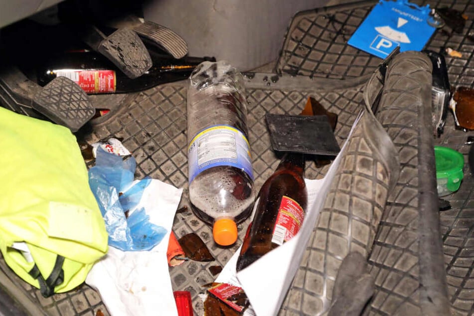 Im Fußraum lagen neben einer Flasche Eistee auch zwei Flaschen Bier.