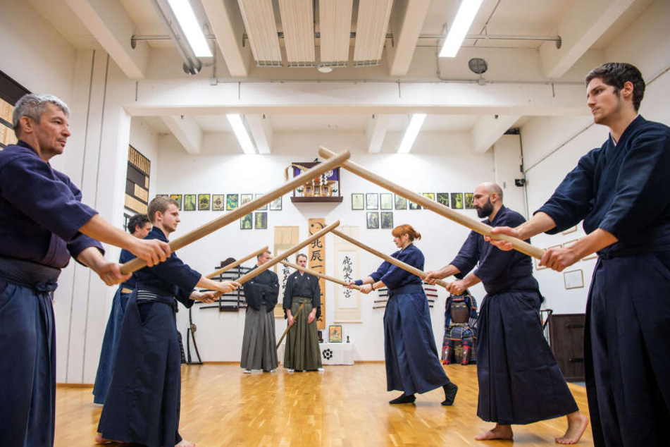 Samurai-Schüler trainieren im "Chiba-Dojo" mit Holzschwertern.