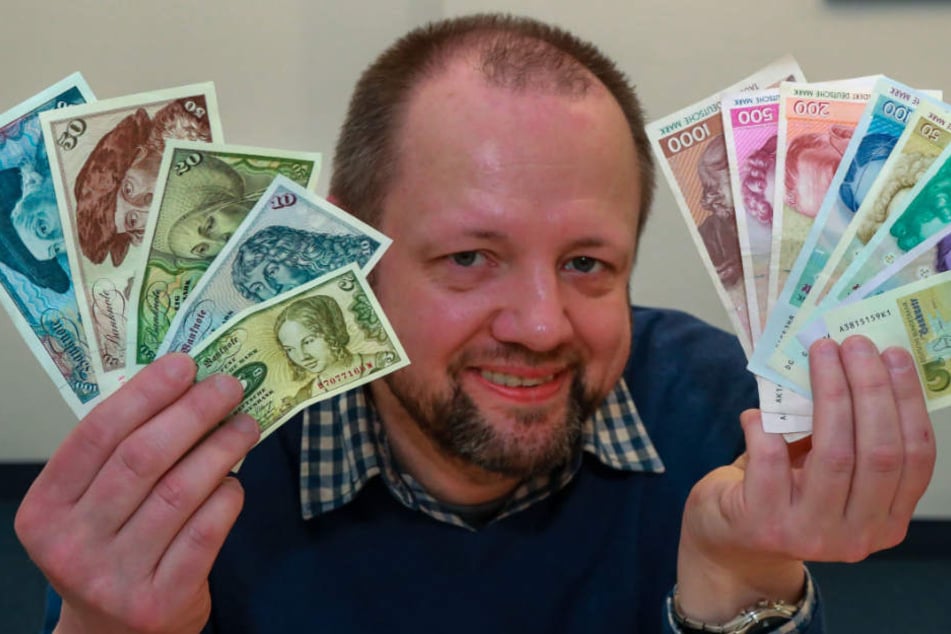 Michael Waßmann tauscht bei der Bundesbank D-Mark in Euro um.