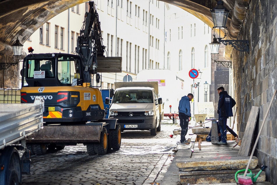 Für einen weiteren "Hochwasserverschluss" im Torbogen werden Fundamente und Seitenwiderlager eingebaut.
