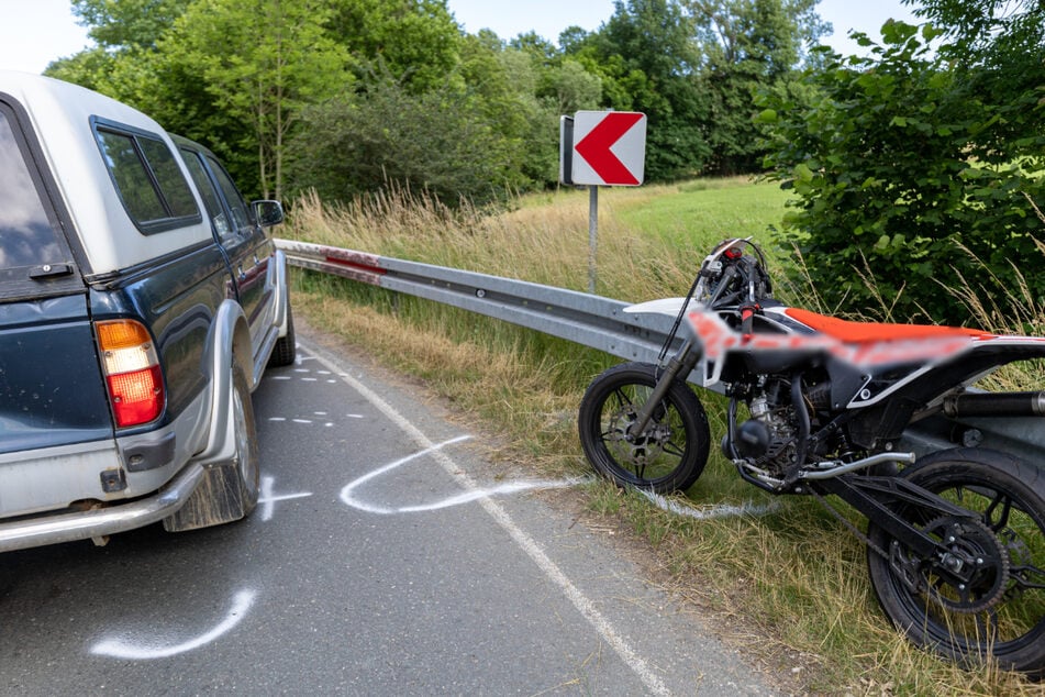 Am Mittwochabend ist ein Moped-Fahrer (15) auf der L1296 verunglückt. Er wurde schwer verletzt.