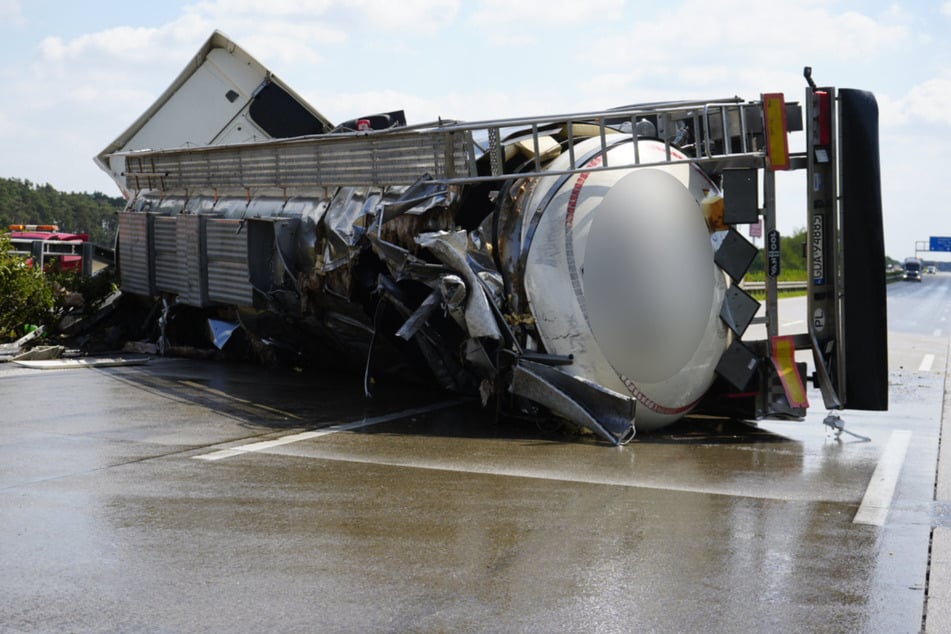 Über 24.000 Liter Speiseöl sind bei dem Unfall ausgelaufen und verschmutzten die Fahrbahn.
