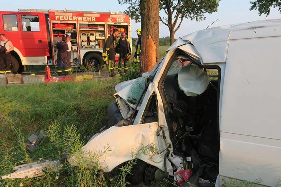 Die Feuerwehr konnte den Fahrer des Transporters nicht mehr retten.