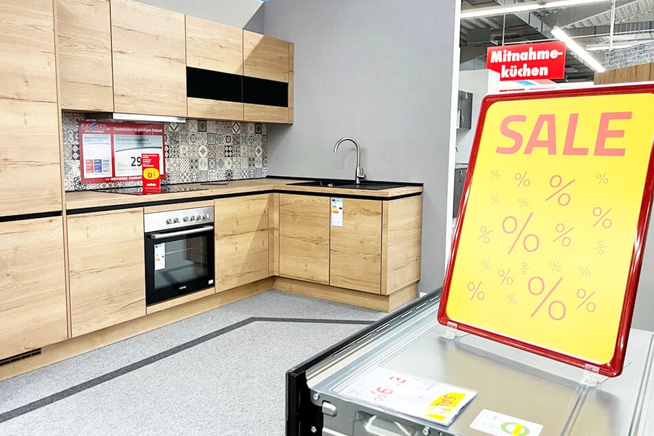 ROLLER gibt wegen Schließung Möbel für kurze Zeit zum halben Preis ab