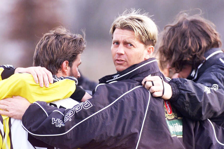 Colin Bell (M.) griff in seiner Dynamo-Amtszeit zu teils skurrilen Mitteln, um die Psyche seiner Spieler zu stärken.