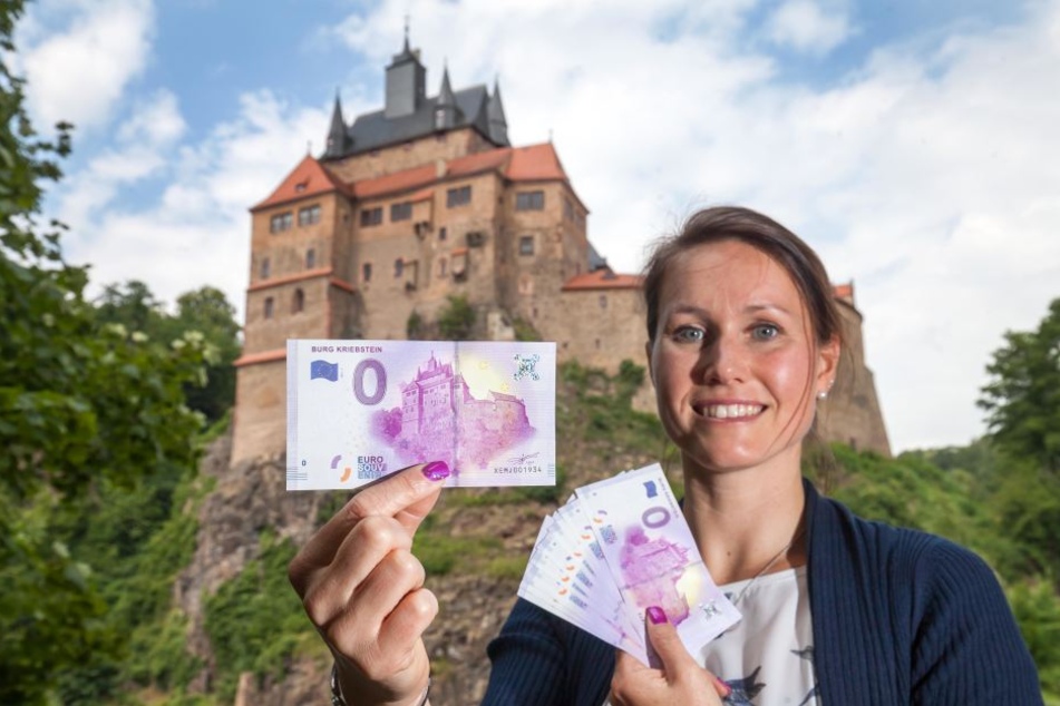 Die neue Burgchefin Susanne Tiesler (36) ist begeistert von dem Souvinier - es wird ihr förmlich aus den Händen gerissen.