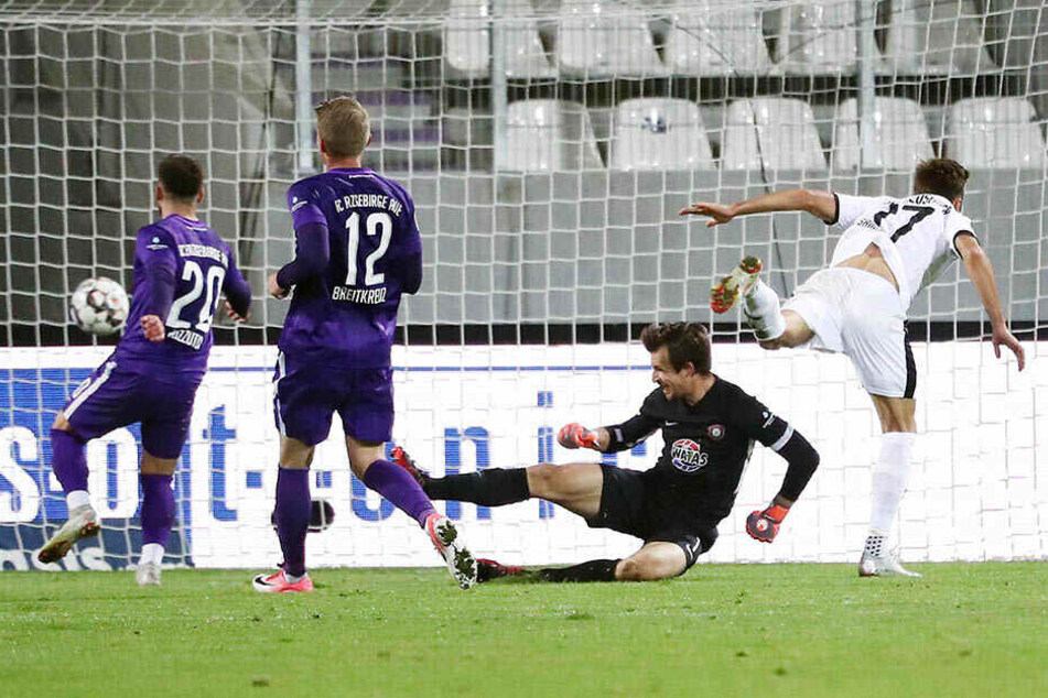 Szene vom Hinspiel: Sandhausens Fabian Schleusener (r.) trifft zum 2:0-Endstand für den SVS. Die Auer (v.l.) Calogero Rizzuto, Steve Breitkreuz und Martin Männel können dem Ball nur hinterherschauen.