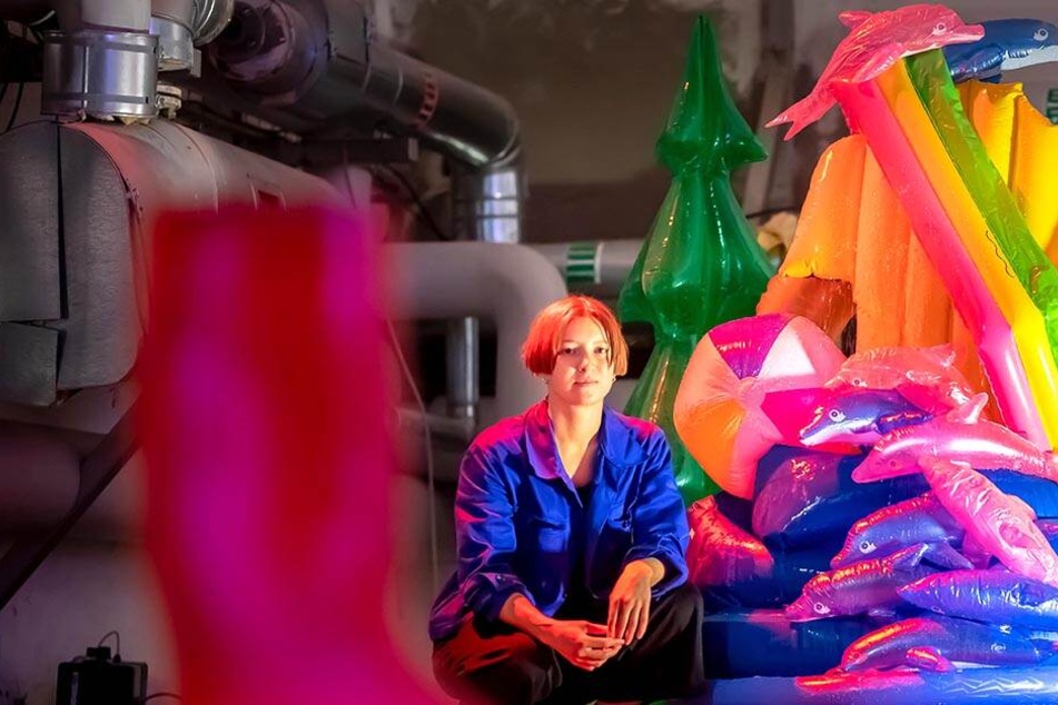 Carolina Burandt (27) schuf eine bunte Urlaubswelt samt Springbrunnen aus Plastik-Tieren.