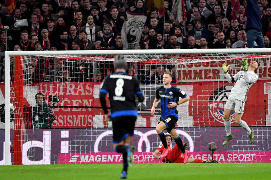 Dennis Srbeny (M) vom SC Paderborn 07 jubeln nach seinem 1:1 Ausgleichstreffer. Rechts springe Bayerntorwart Manuel Neuer in die Luft, während links noch der Ball im Netz hängt.