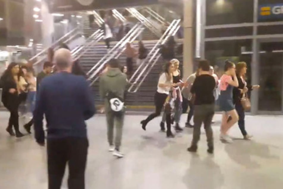 In zahlreichen Videoaufnahmen vom Konzert sieht man schreiende Besucher aus der Konzerthalle fliehen.