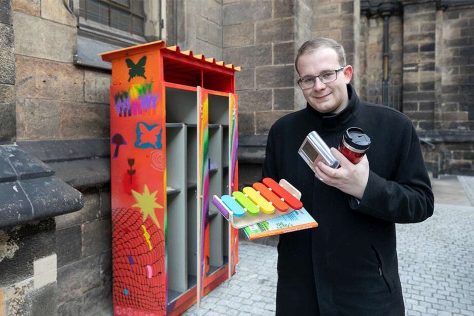 Eventmanager und Linken-Politiker Christopher Colditz (26) kümmert sich um Dresdens neuen Tauschschrank an der Martin-Luther-Kirche.