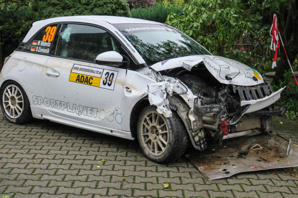 Der Opel Adam wurde bei dem Unfall in Bad Schlema erheblich beschädigt.