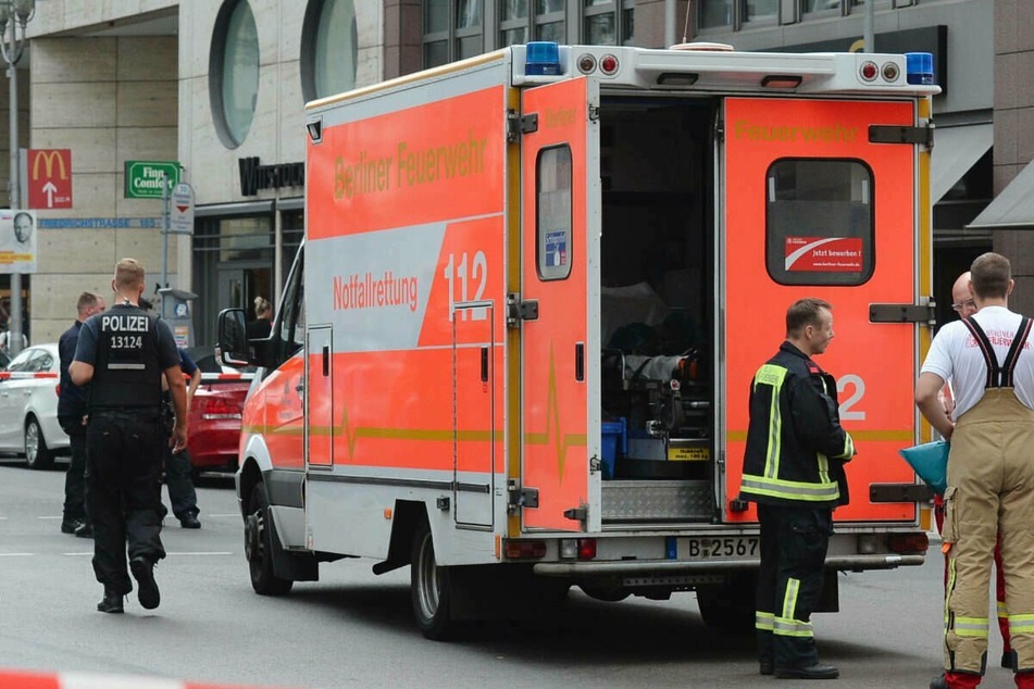 Die 15-Jährige wurde zur stationären Behandlung in eine Klinik gebracht. (Symbolbild)