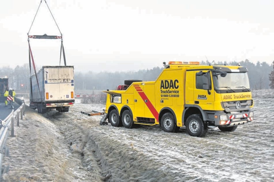 Am Haken kam der Sattelzug wieder aus dem Graben.