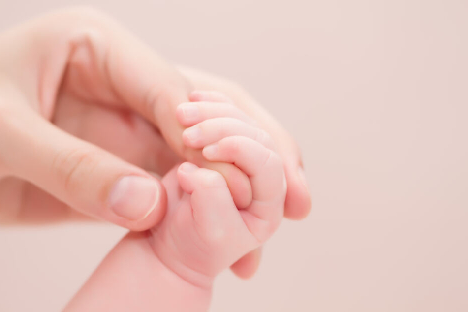 Das Baby stürzte aus einem Fenster in Hagen auf den Boden (Symbolbild).