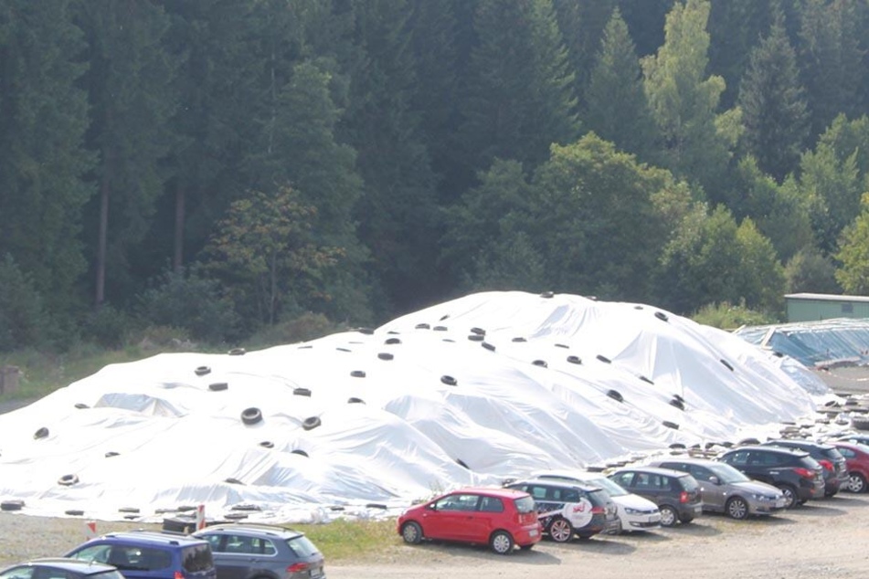 Der Schneeberg von Klingenthal liegt mitten in der Vogtland Arena. Er war anfangs 75 Meter lang, 25 Meter breit und knapp acht Meter hoch.