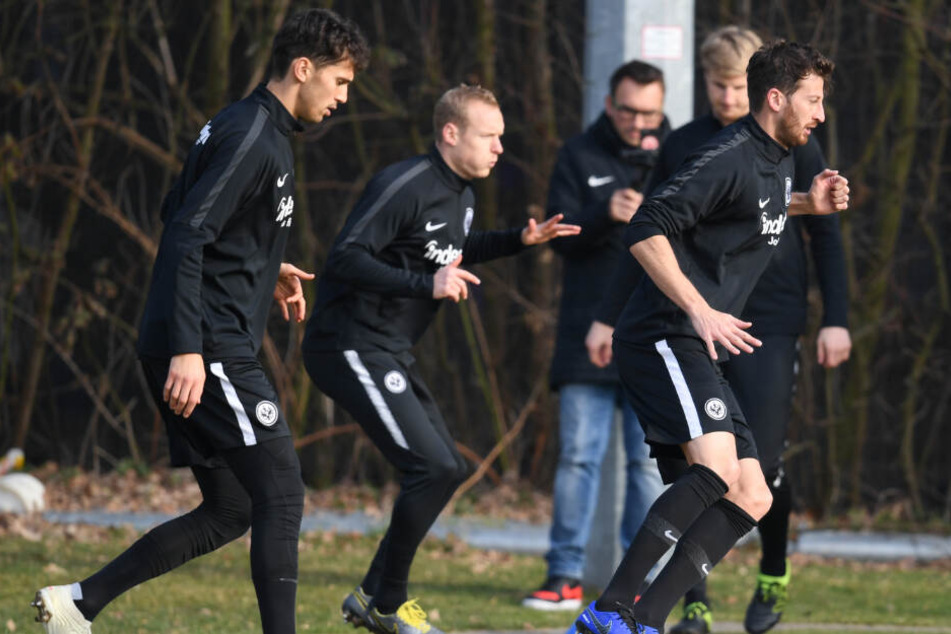 Die Spieler Lucas Torro (l-r), Sebastian Rode, Martin Hinteregger und David Abraham nehmen am Abschlusstraining von Eintracht Frankfurt teil.