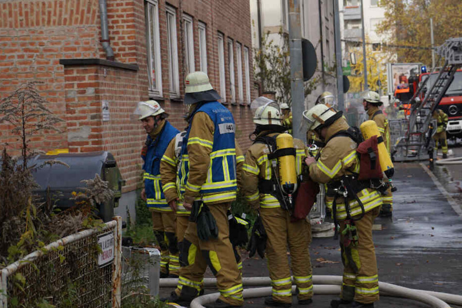 Die Feuerwehr löscht den Brand.