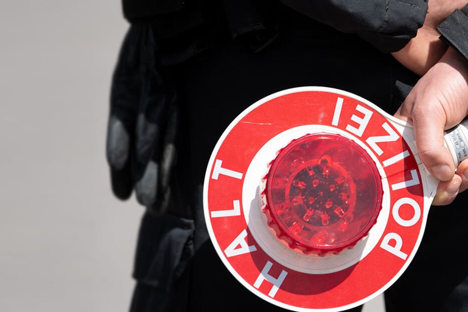 Dresdner Polizeibeamte haben einen betrunkenen Fahrer aus dem verkehr gefischt.