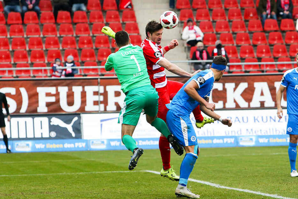FSV-Sturmtank Ronny König (2.v.l.) kann den Ball nicht an Sportfreunde-Keeper Steve Kroll vorbei und ins Tor bugsieren.