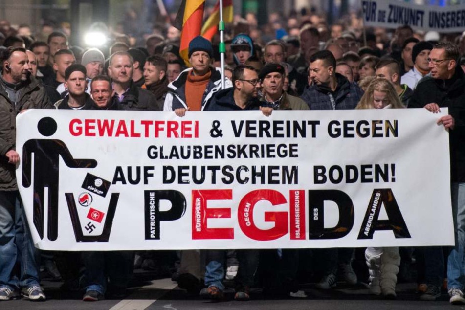 Hunderte Teilnehmer einer Demonstration unter dem Motto "Patriotische Europäer gegen die Islamisierung des Abendlandes". (Archivbild)