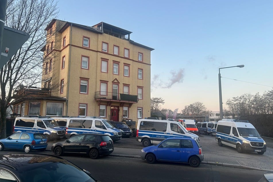 Auf der Freiberger Straße rückte am Donnerstag die Polizei zur Razzia an.
