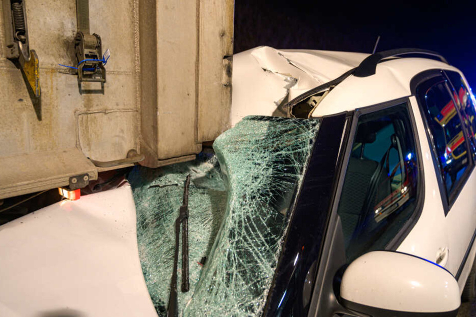 Horror-Unfall auf A4! Mann rast ungebremst unter Lkw