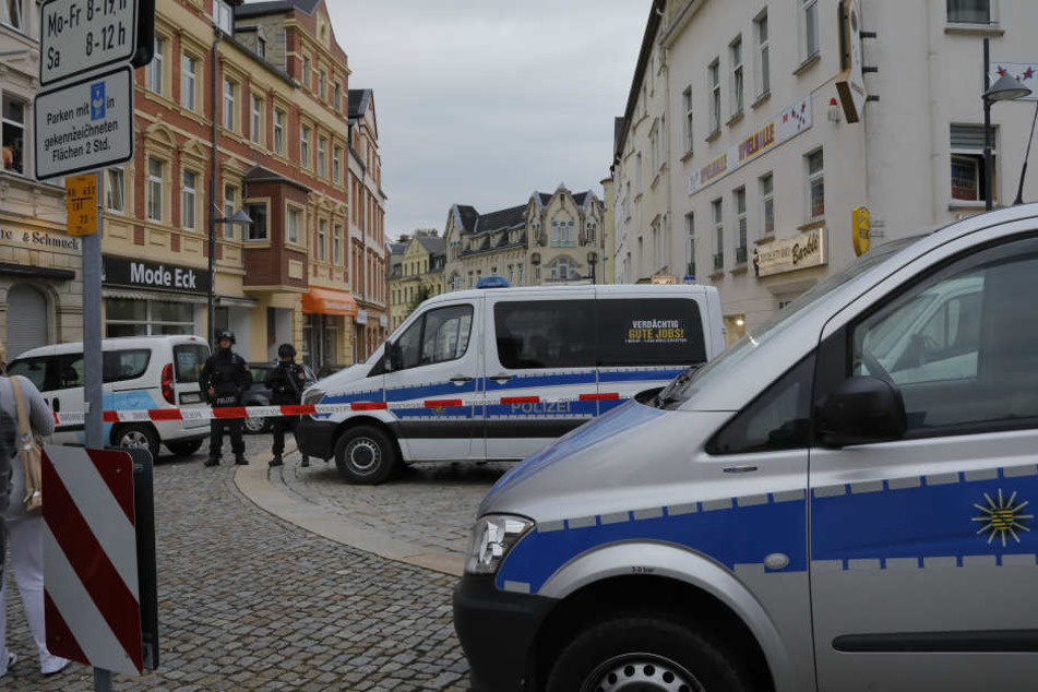 Auf der Suche nach Hardy G. (29) riegelte die Polizei auch die City von Limbach-Oberfrohna ab.