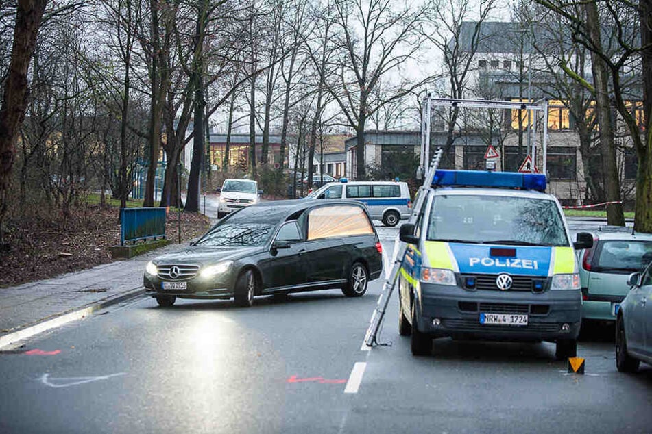 Ein Leichenwagen musste zur Unfallstelle kommen.