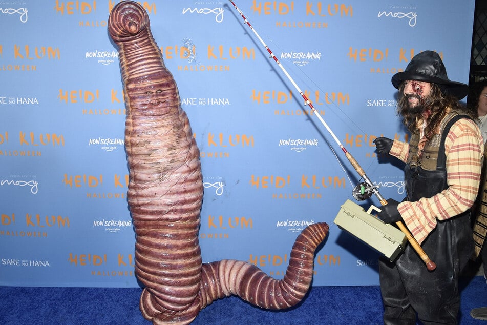 Der Wurm am Haken: Heidi Klum (49, l.) und Tom Kaulitz (33, r.) hatten sich ein ganz besonderes Pärchen-Kostüm ausgedacht.