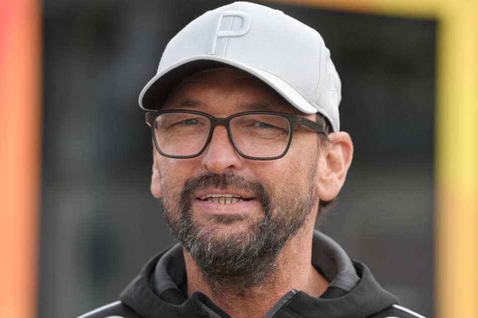 Der Vertrag mit Claus-Dieter "Pele" Wollitz beim Regionalliga-Spitzenreiter FC Energie Cottbus wurde zum 31. Dezember aufgelöst. Jetzt ist er neuer FCM-Coach.