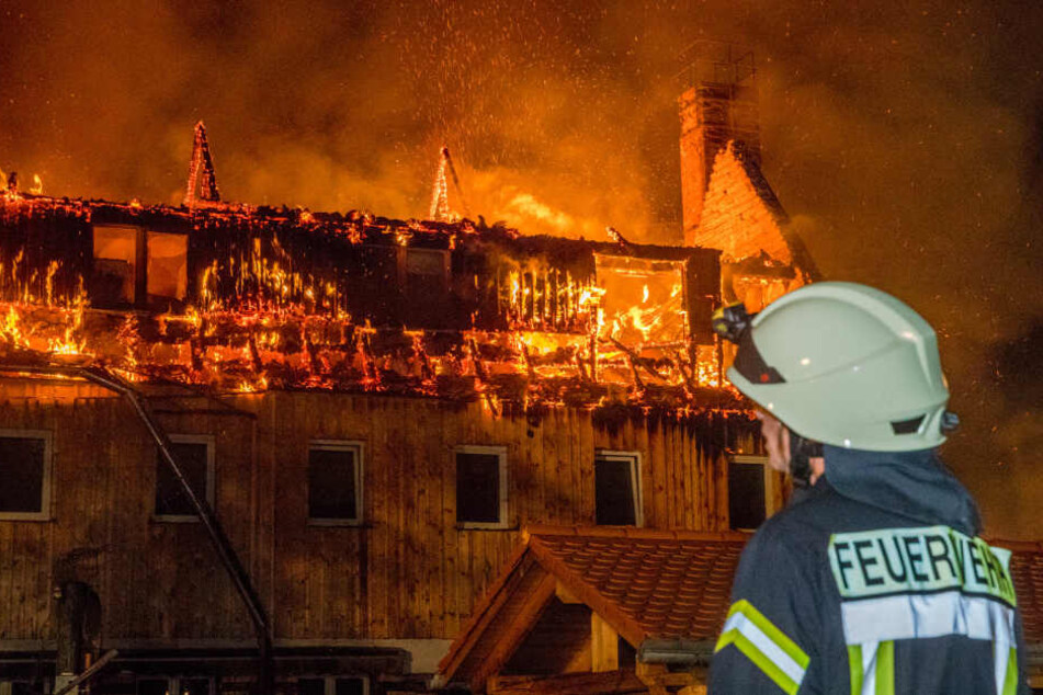 Die Löscharbeiten dauerten bis in die Morgenstunden.