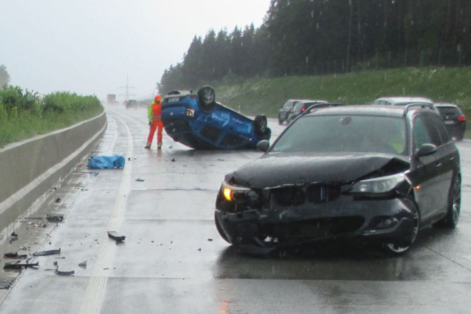 Der Dacia (hinten) landete nach dem Unfall auf dem Dach.