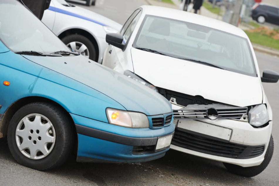 Der Sachschaden bei dem Unfall wird auf rund 20.000 Euro geschätzt (Symbolbild).
