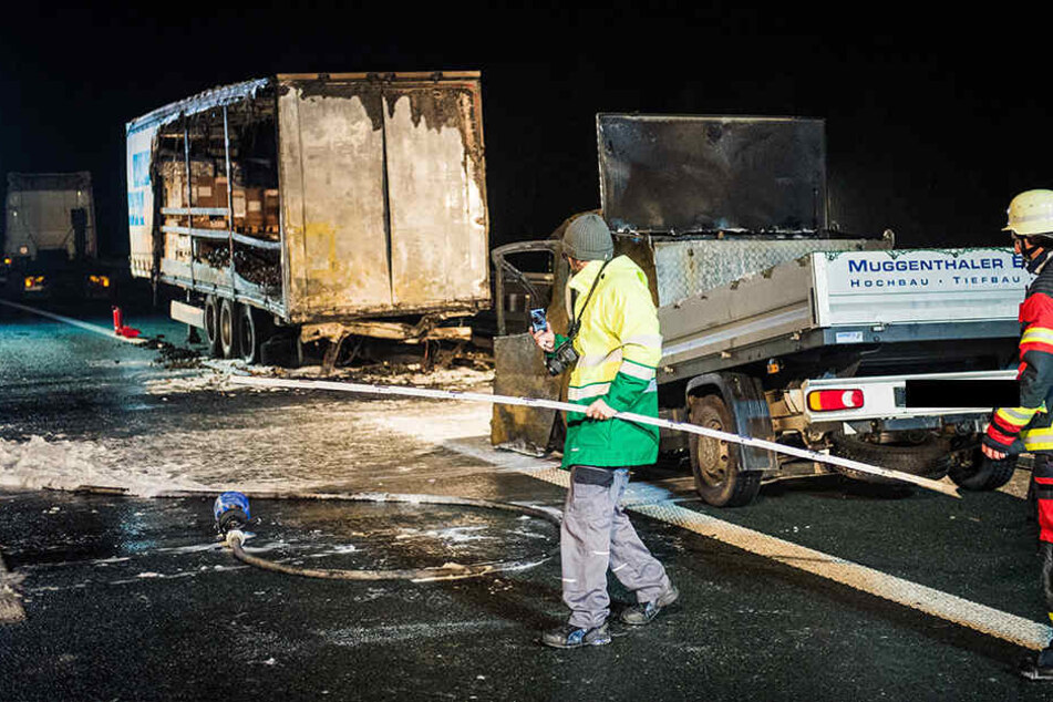 Der Kleinlaster war auf einen Sattelzug aufgefahren und hatte Feuer gefangen.