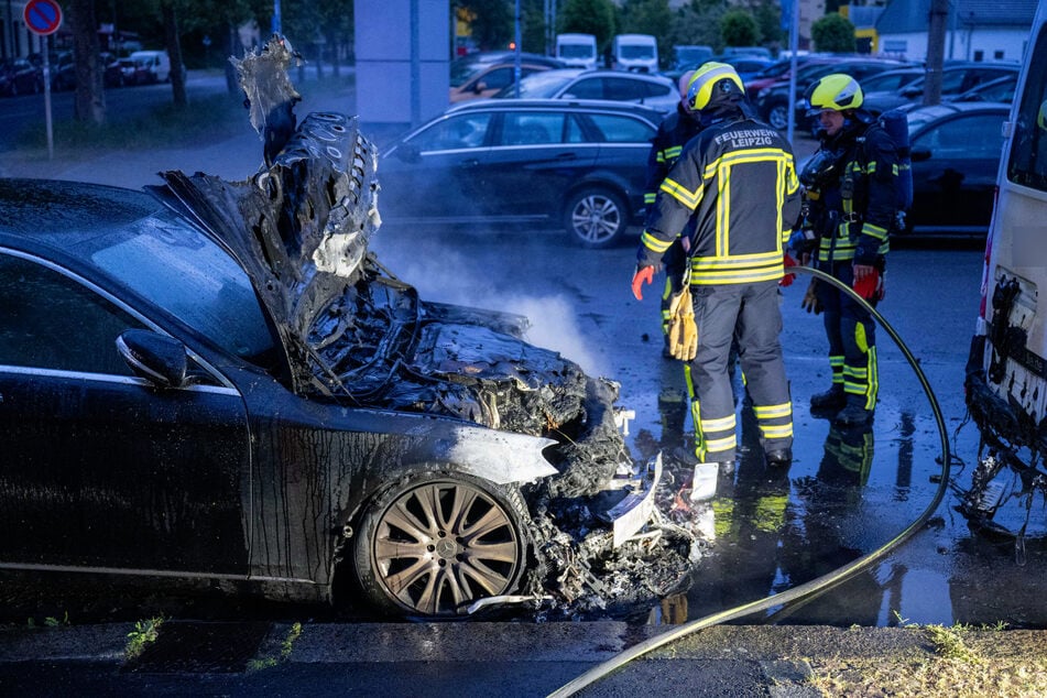 Obwohl die Feuerwehr schnell vor Ort war, konnte sie nicht verhindern, dass der Mercedes ausbrannte.