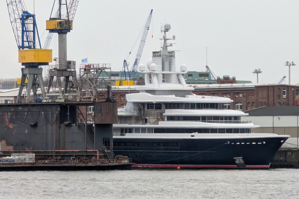 Die Luxus-Jacht "Luna", die seit Jahren im Hamburger Hafen liegt, wird zum Verkauf angeboten.