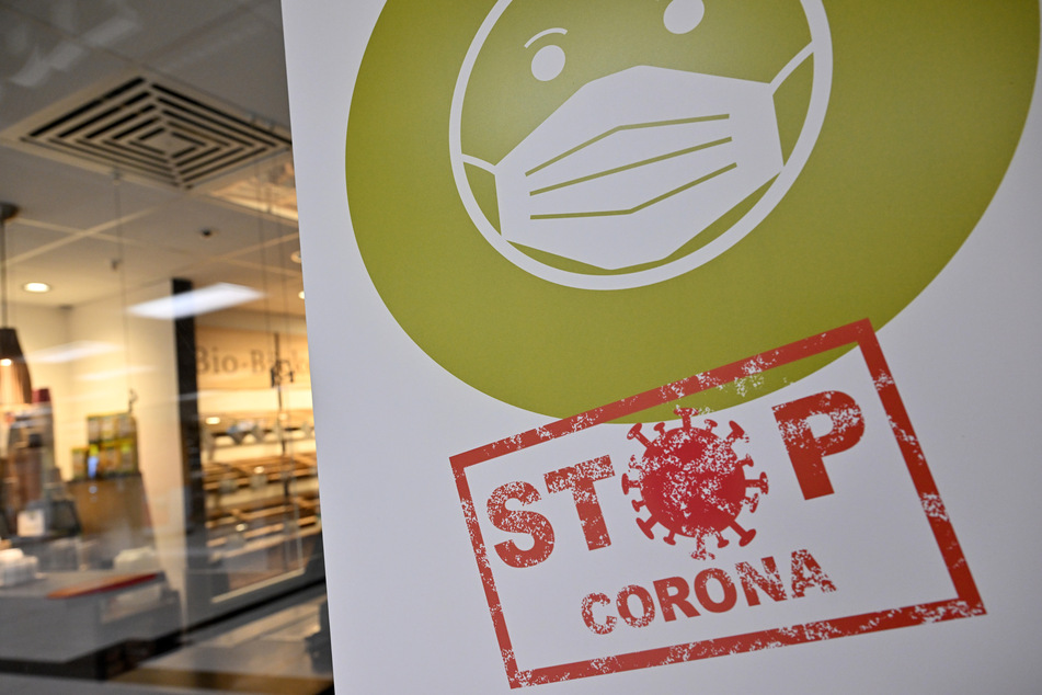 Die Omikron-Variante des Corona-Erregers breitet sich auch in Bayern rasch aus. (Symbolbild)