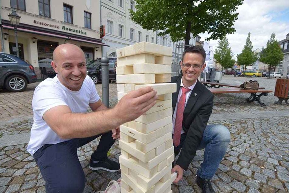Restaurant-Chef Ismani Bujar (links) und Werdaus Oberbürgermeister Stefan Czarnecki
mit dem Riesen-Jenga-Turm.