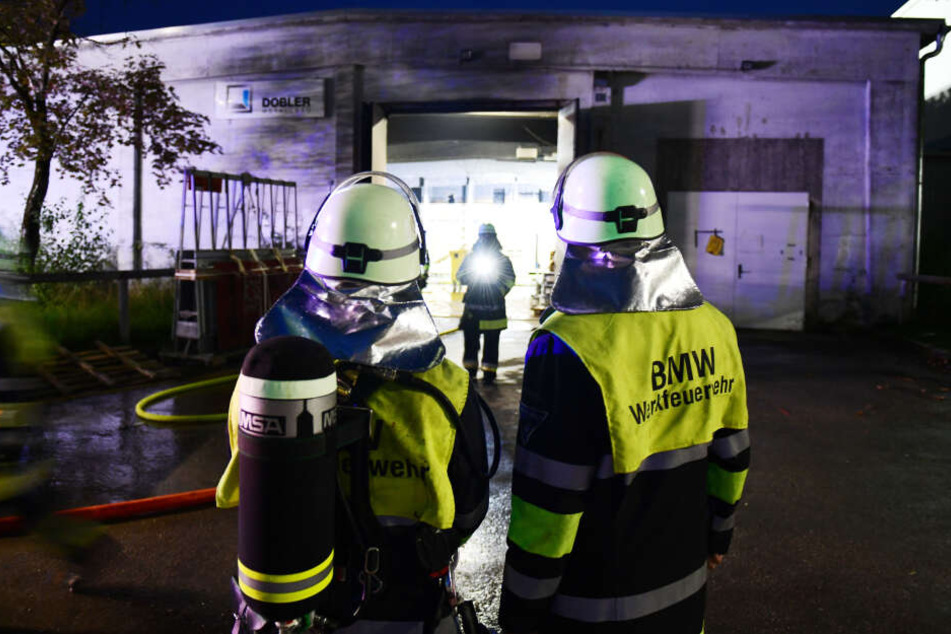 Aus bislang ungeklärter Ursache kam es zu einem Brand in einer Halle auf dem Werksgelände des Automobilherstellers. Die Halle wird von einem Bauunternehmen genützt.