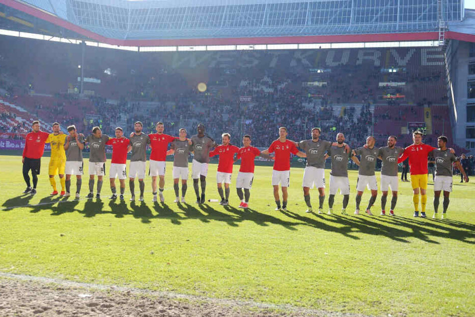 Die FSV-Kicker zeigten sich nach dem Punktgewinn stolz und glücklich vor den mitgereisten Fans.