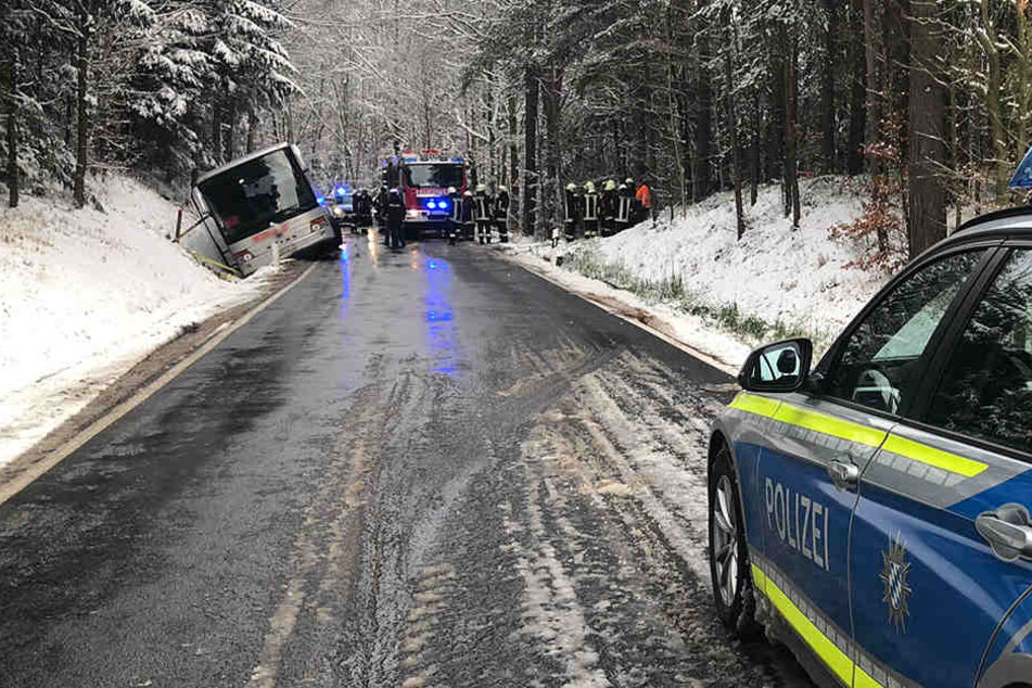Der Bus geriet am Straßenrand in Schieflage und musste abgestützt werden.