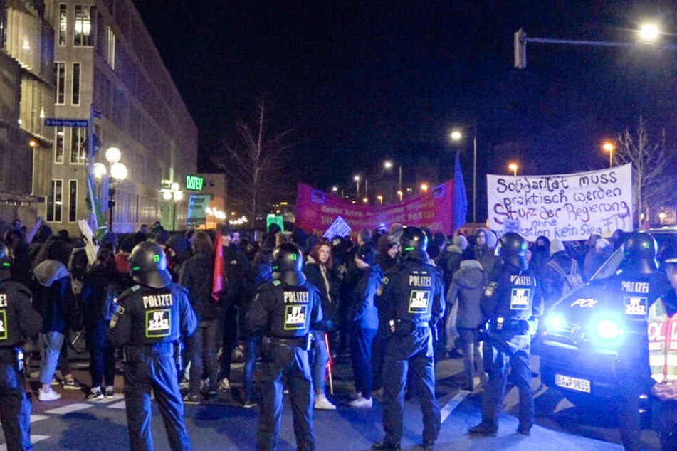 Eine geplante Abschiebung hat in Nürnberg viele Menschen auf die Straße gebracht.